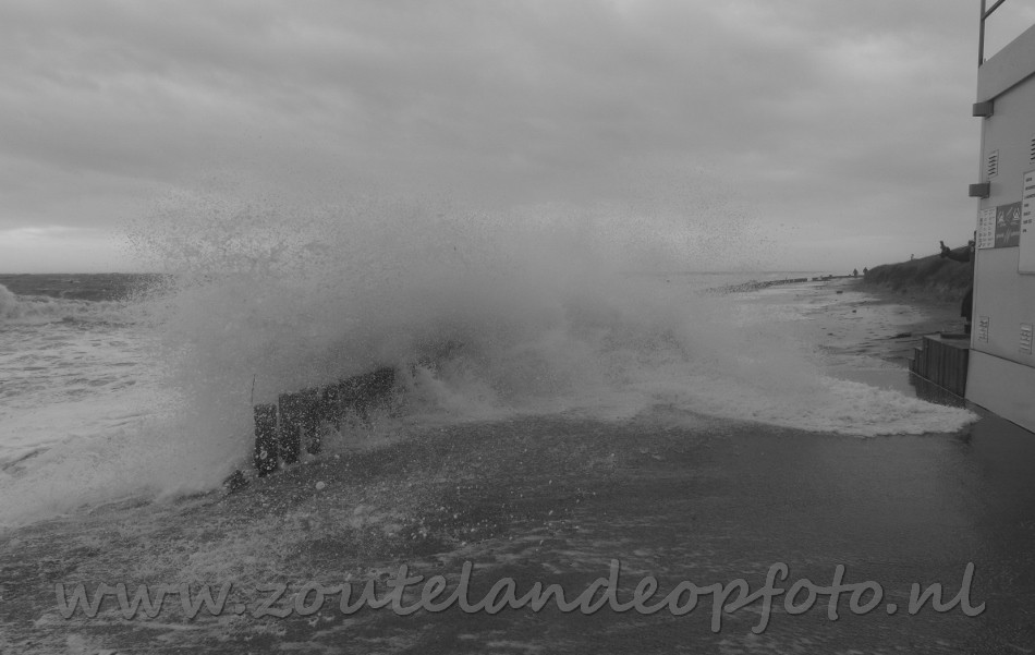 Storm En Springtij Zorgen Voor Hoog Water Zoutelande Op De Foto