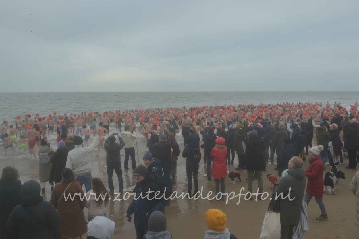 Enorme drukte bij Unox Nieuwjaarsduik bij Strandpaviljoen De Strandzot